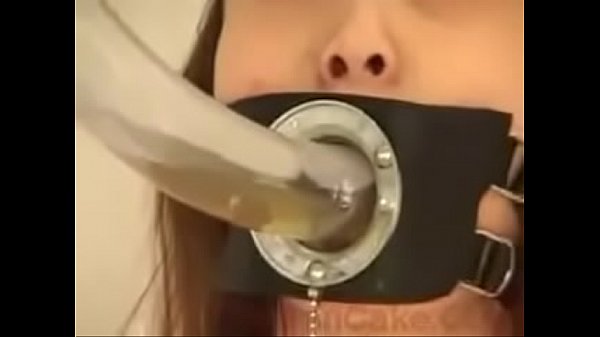Japanese slaaf Moet Poep Eten Via Slang