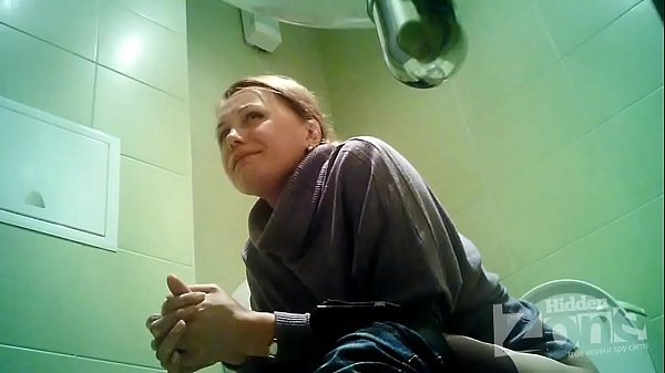 Ze Heeft Een Zware Bevalling Op De Wc